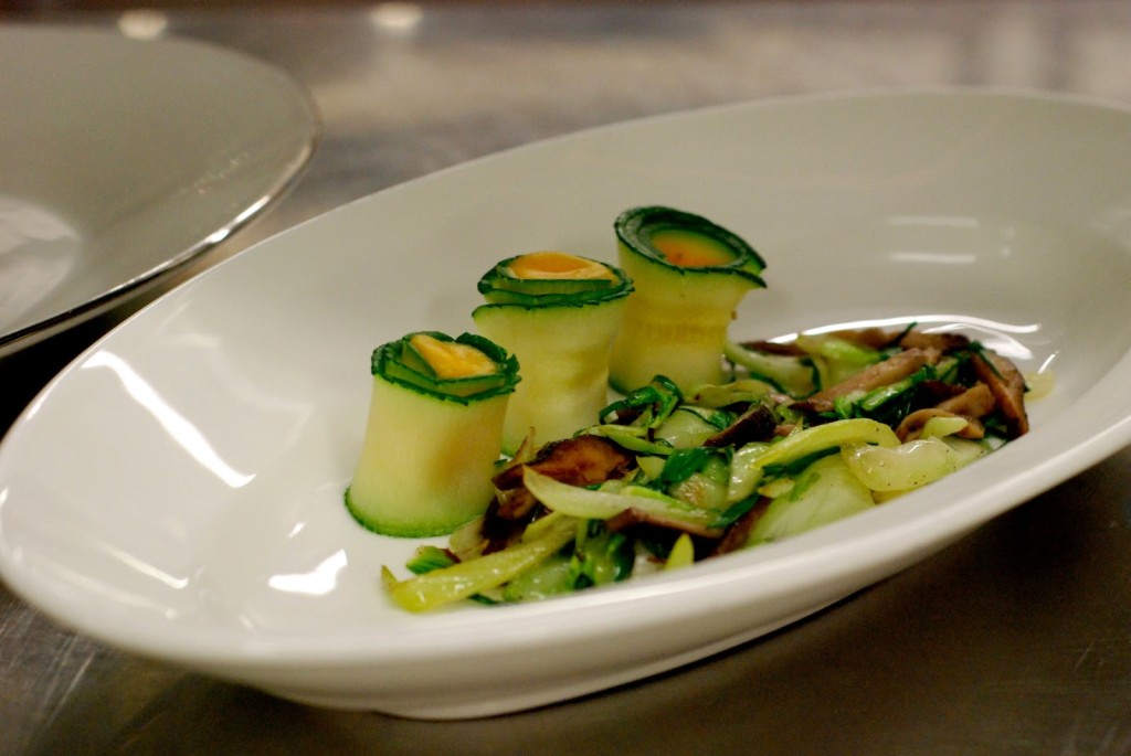 Pošírovaný mořský vlk přelitý omáčkou z dashi, citrónové trávy a másla, bok choi restovaný se shi take, cuketové rolky s dýňovým pyré 