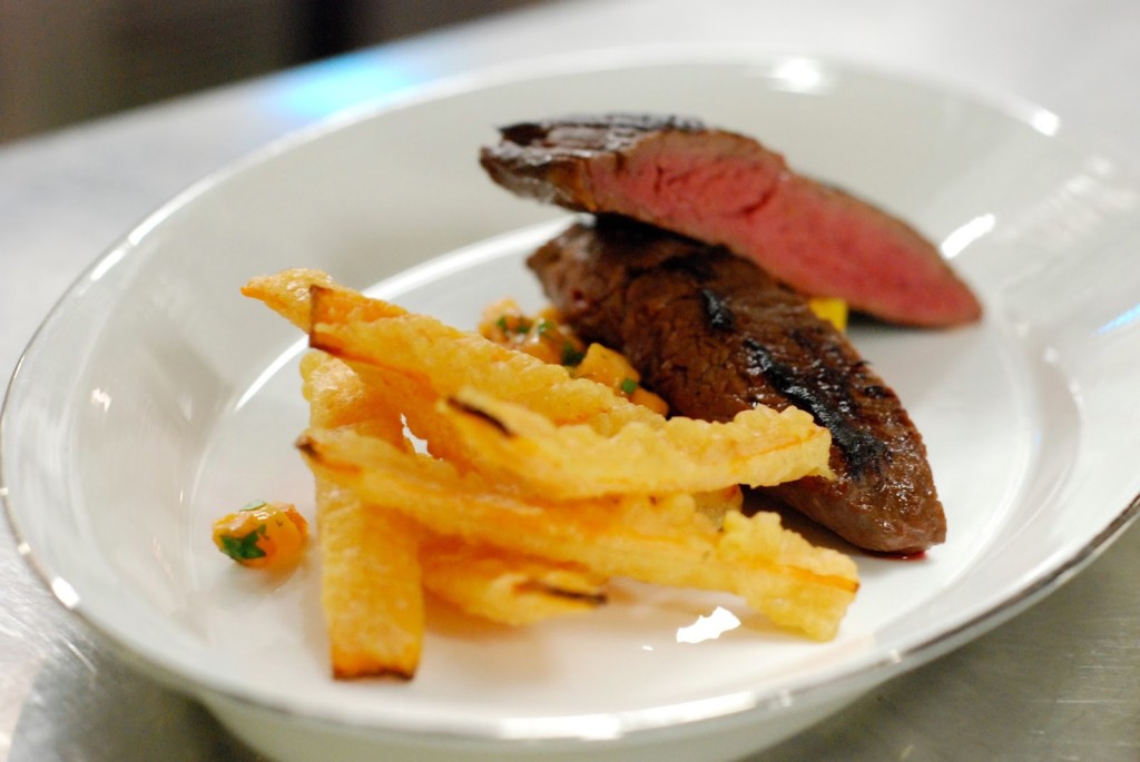 Steak z hovězího pupku marinovaný v omáčce hoisin (patří k němu ještě salát s mangem a papájou)