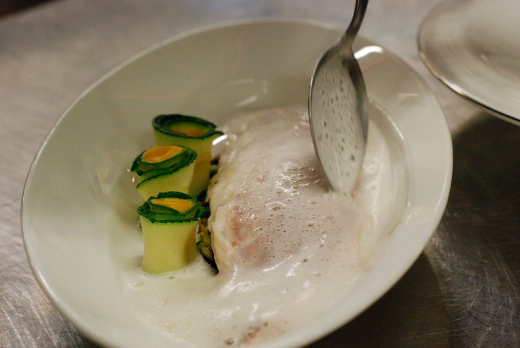 Pošírovaný mořský vlk přelitý omáčkou z dashi, citrónové trávy a másla, bok choi restovaný se shi take, cuketové rolky s dýňovým pyré