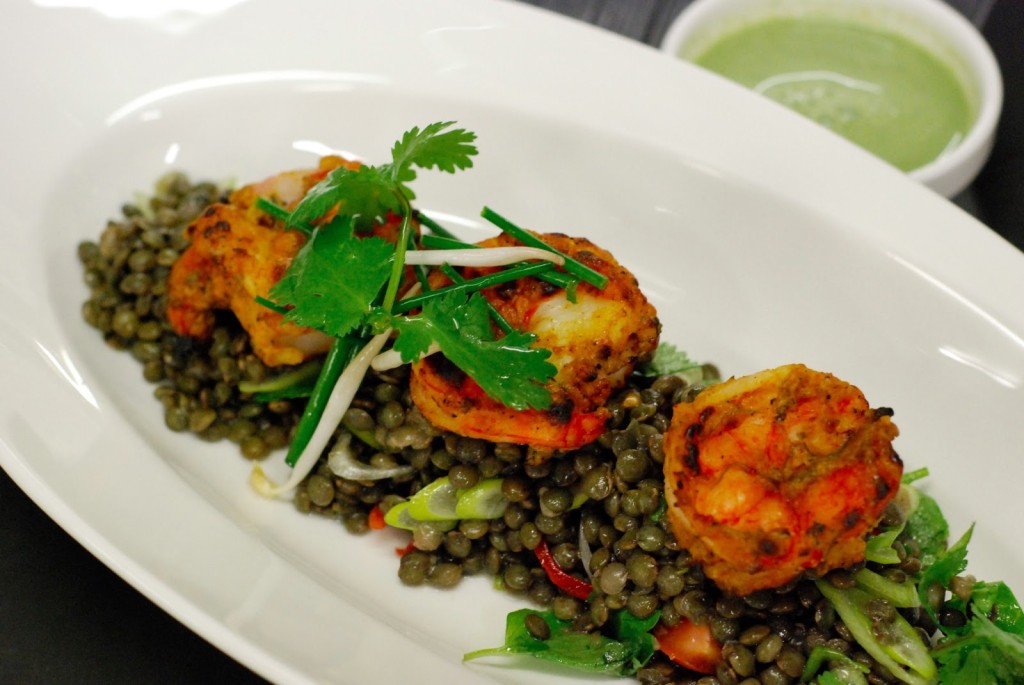 Krevetová tikka s čočkovým salátem, čočkovým dhallem, mátová omáčka a květákový chléb kulcha