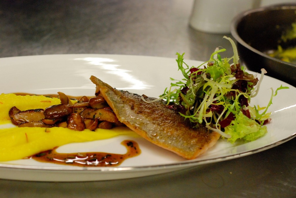 Lososový pstruh s dýňovým pyré a restovanými hříbky (denní fresh market)