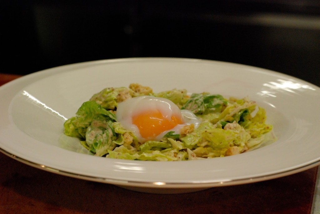 Caesar salát s pošírovaným vejcem