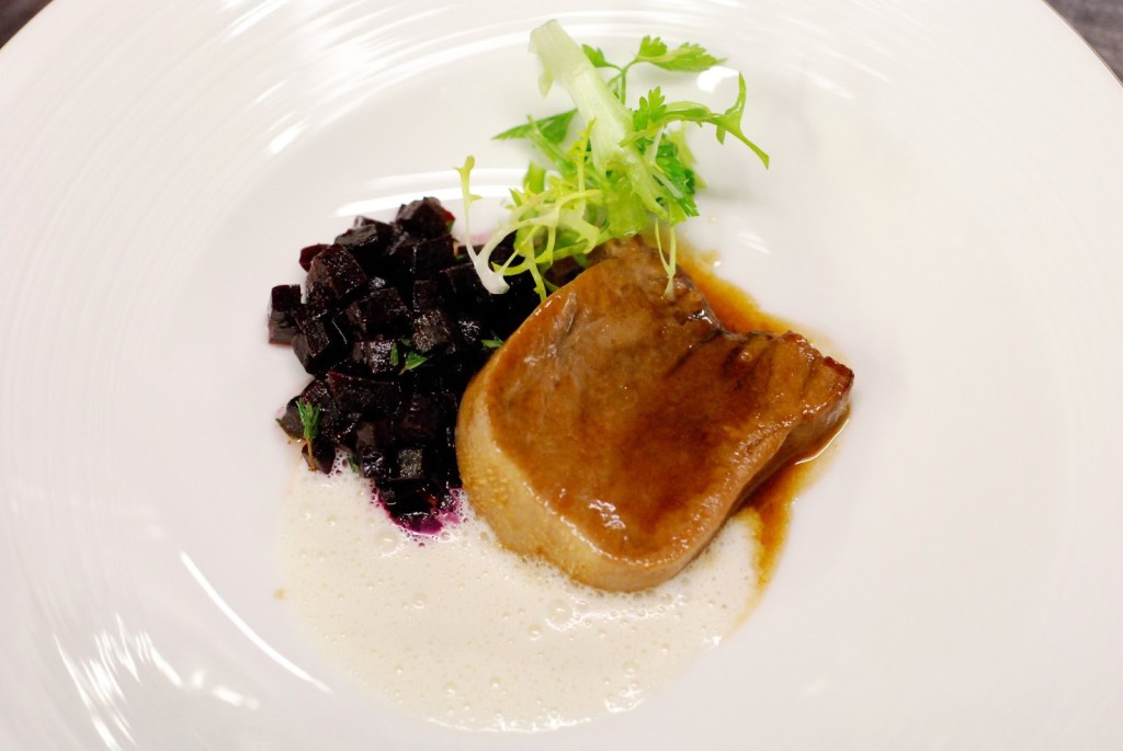 Telecí jazyk s křenovou pěnou a konfitovanou červenou řepou