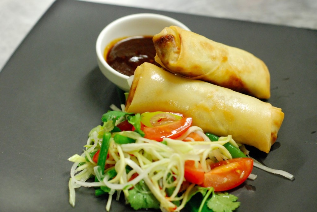 Jarní závitky s kachnou a omáčkou hoisin, salát ze zeleného manga a papáji